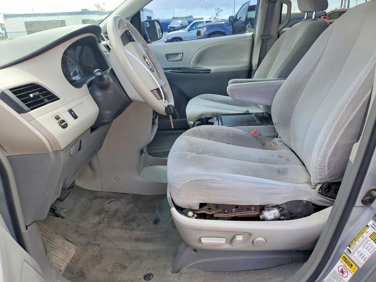 2014 TOYOTA SIENNA LE 8-PASSENGER photo 19