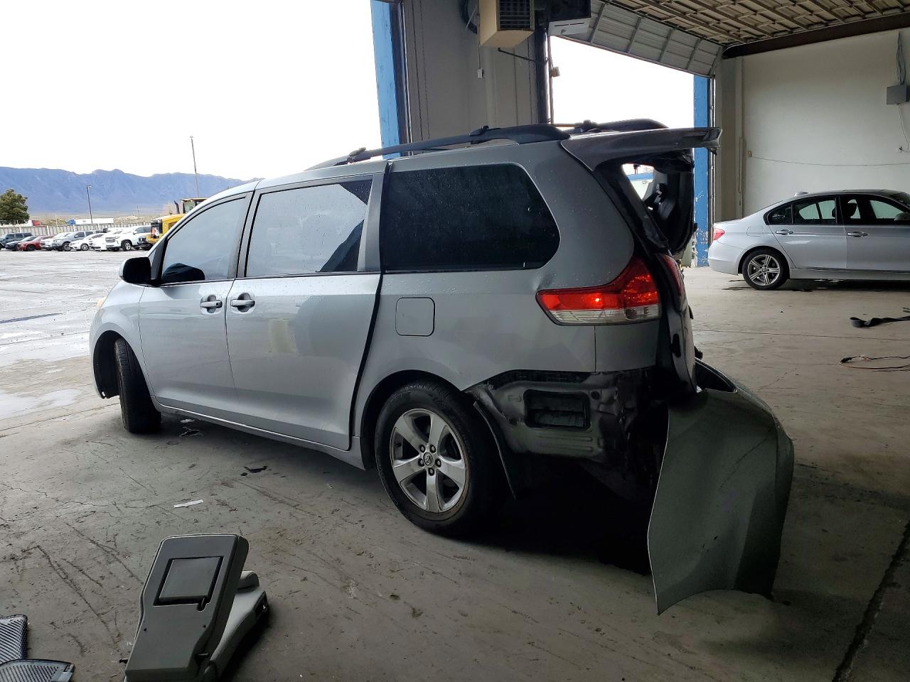 2014 TOYOTA SIENNA LE 8-PASSENGER photo 4