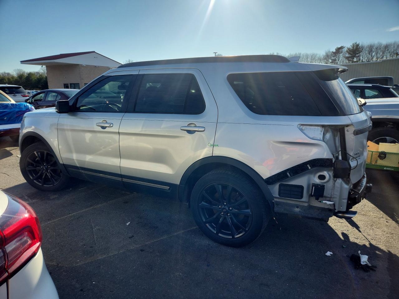 2017 FORD EXPLORER XLT photo 3