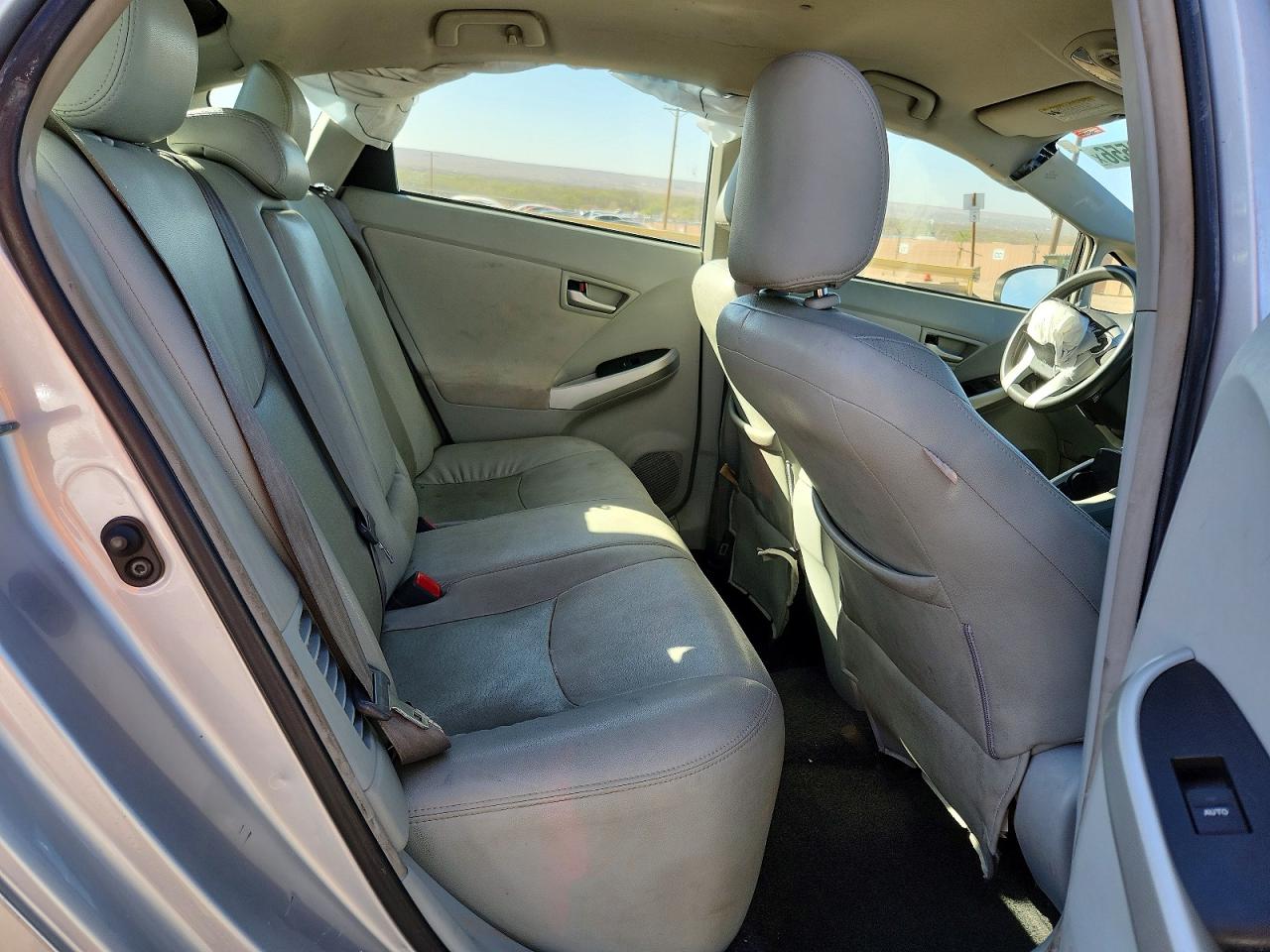 2015 TOYOTA PRIUS TWO photo 28
