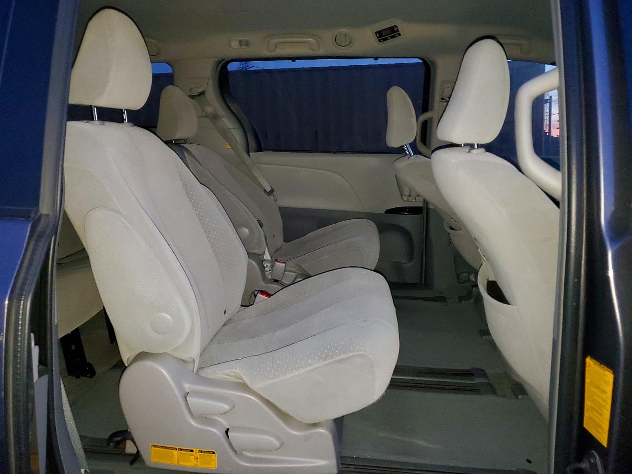 2014 TOYOTA SIENNA LE 8-PASSENGER photo 11