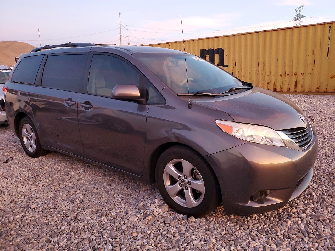 2014 TOYOTA SIENNA LE 8-PASSENGER photo 4