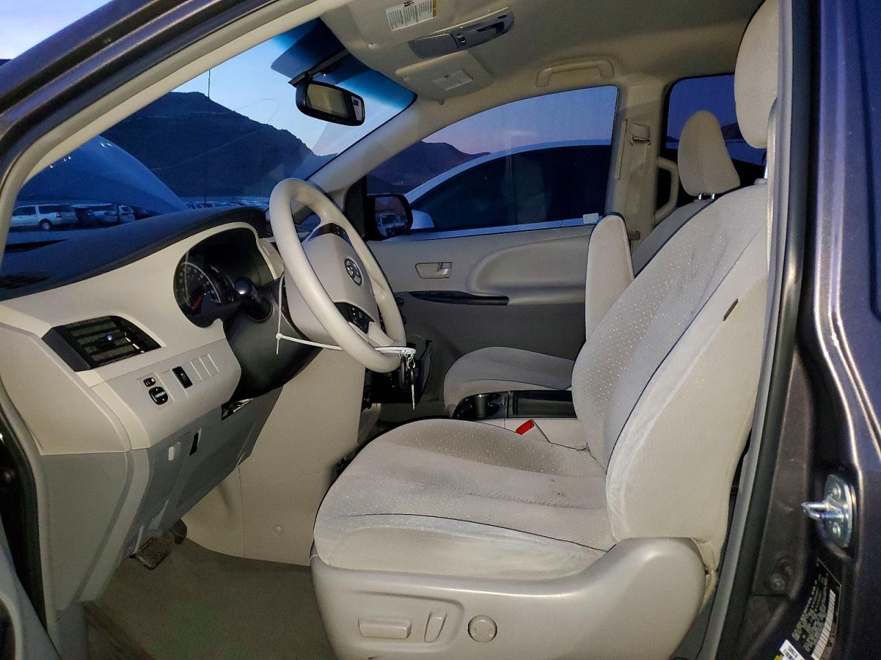 2014 TOYOTA SIENNA LE 8-PASSENGER photo 7