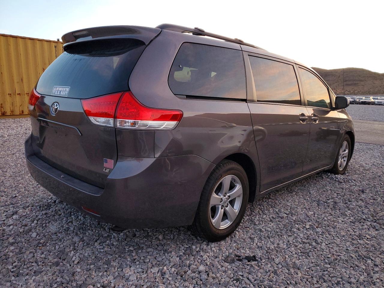 2014 TOYOTA SIENNA LE 8-PASSENGER photo 3