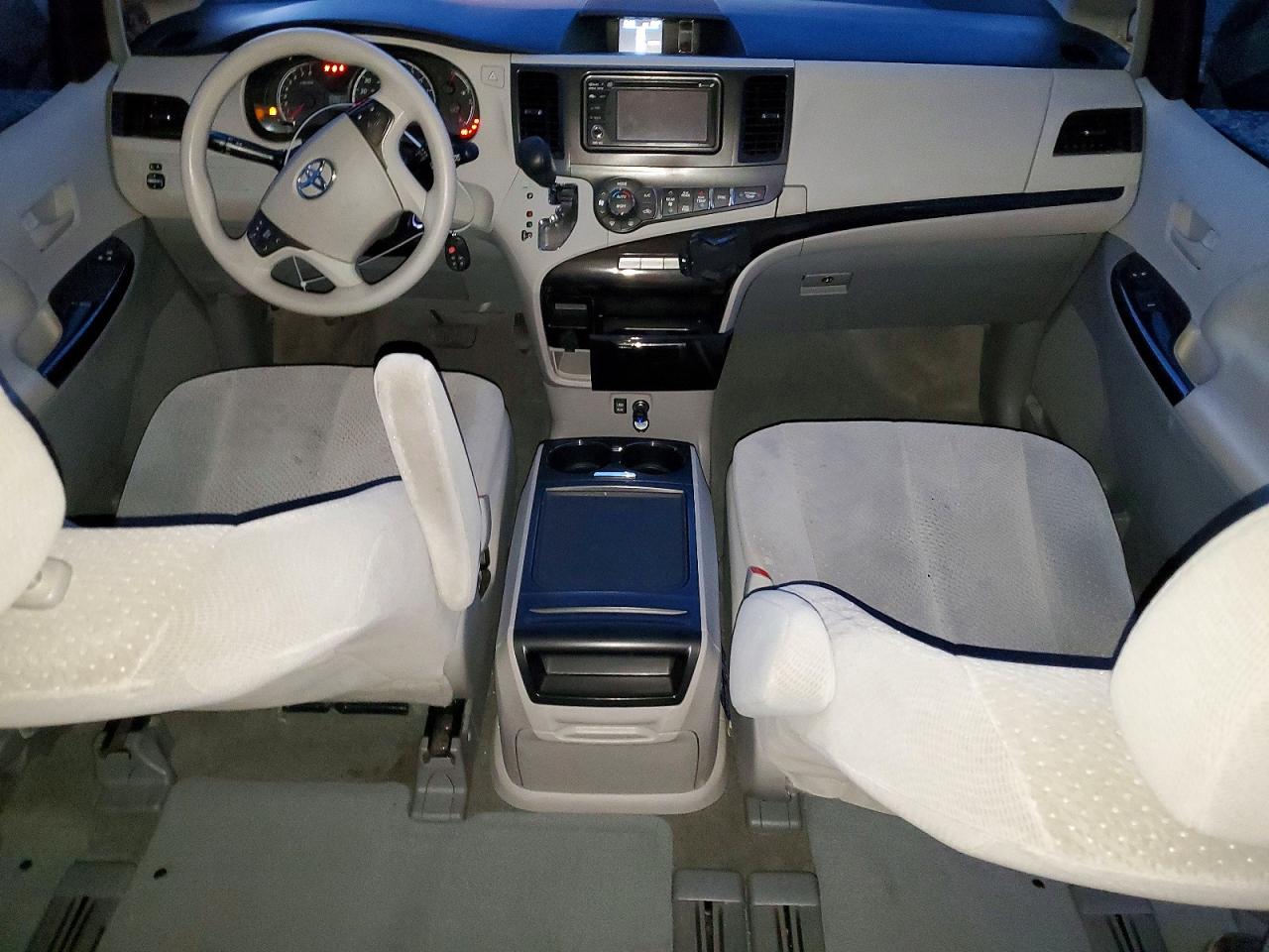2014 TOYOTA SIENNA LE 8-PASSENGER photo 8