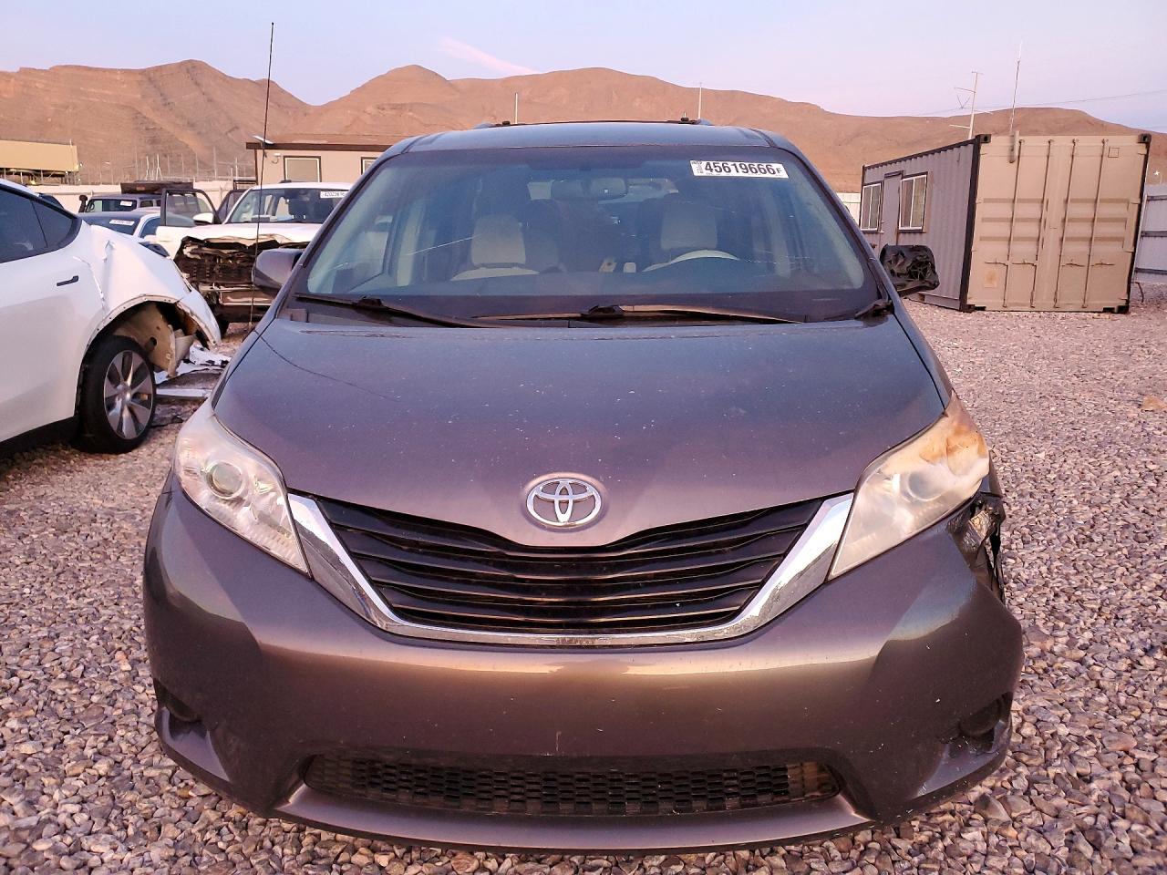 2014 TOYOTA SIENNA LE 8-PASSENGER photo 5