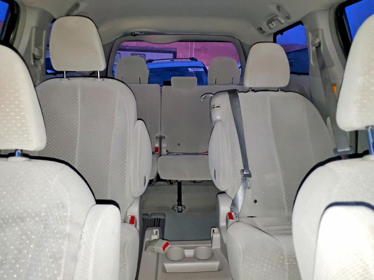 2014 TOYOTA SIENNA LE 8-PASSENGER photo 10