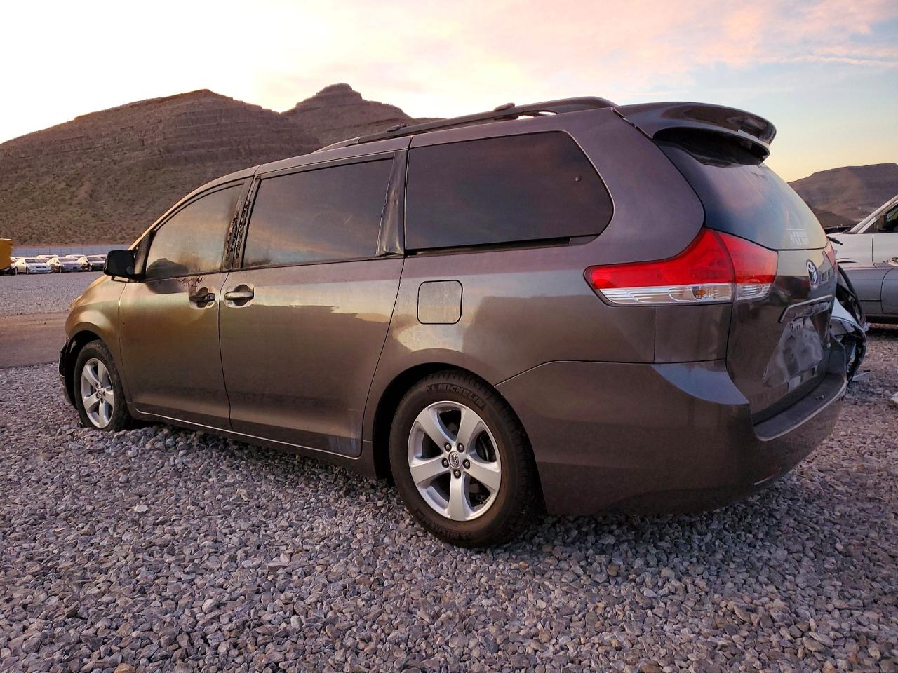 2014 TOYOTA SIENNA LE 8-PASSENGER photo 2