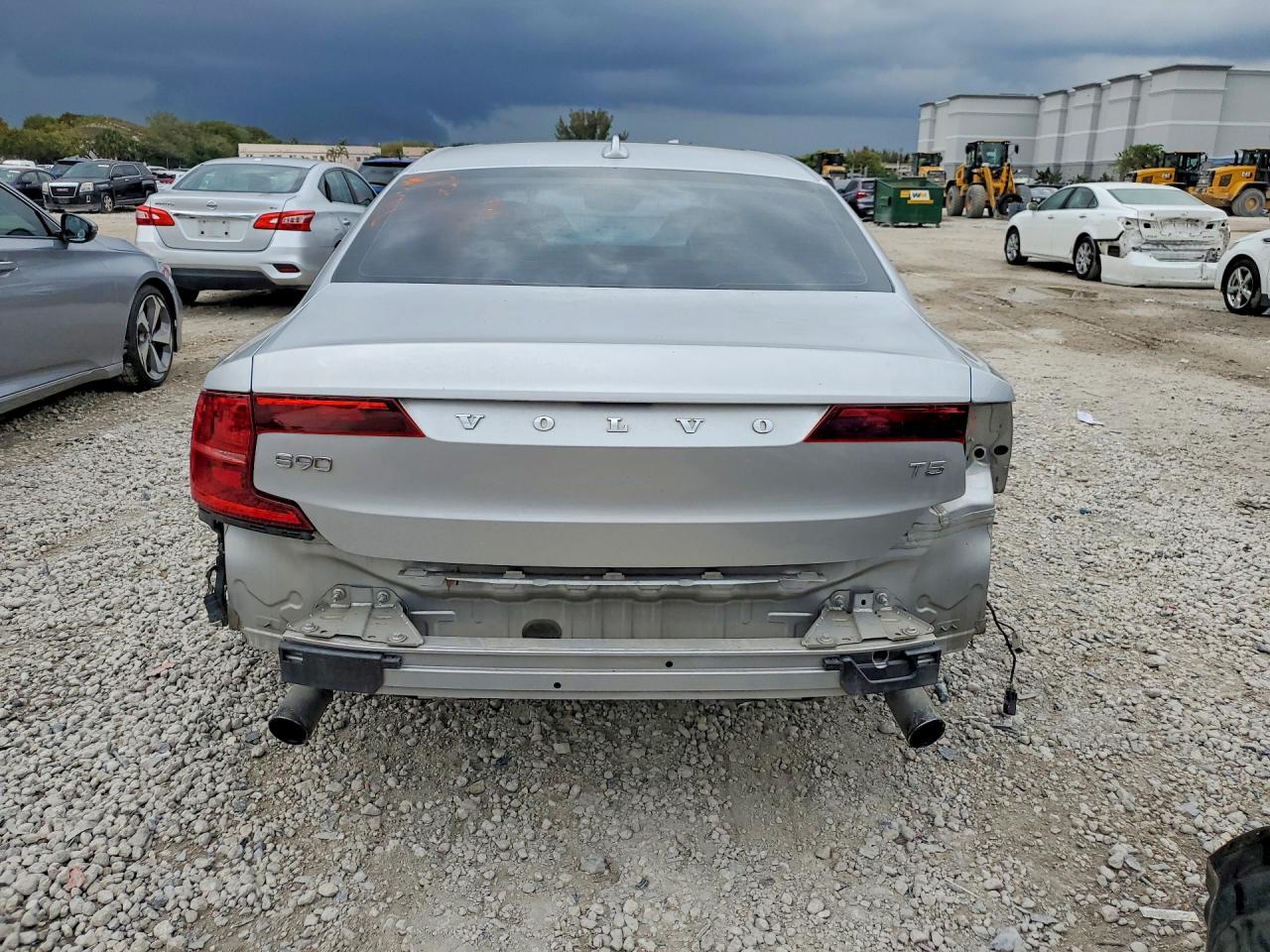 2018 VOLVO S90 T5 MOMENTUM photo 16