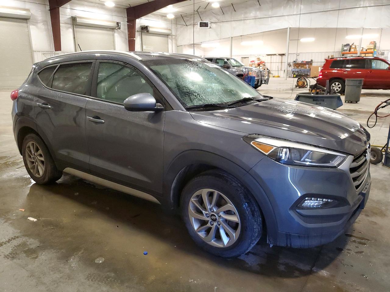 2017 HYUNDAI TUCSON SE photo 4
