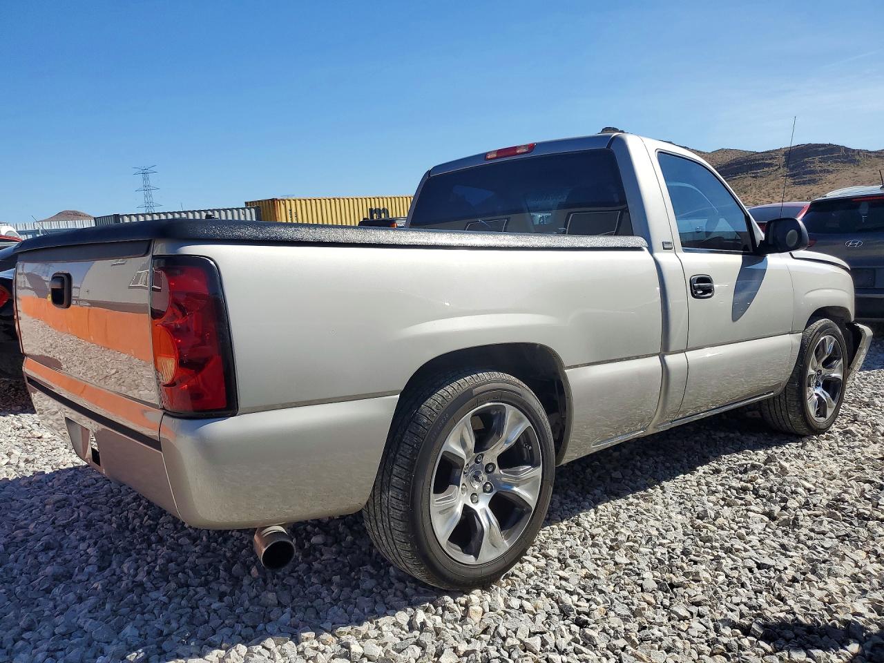 2004 CHEVROLET SILVERADO C1500 photo 3