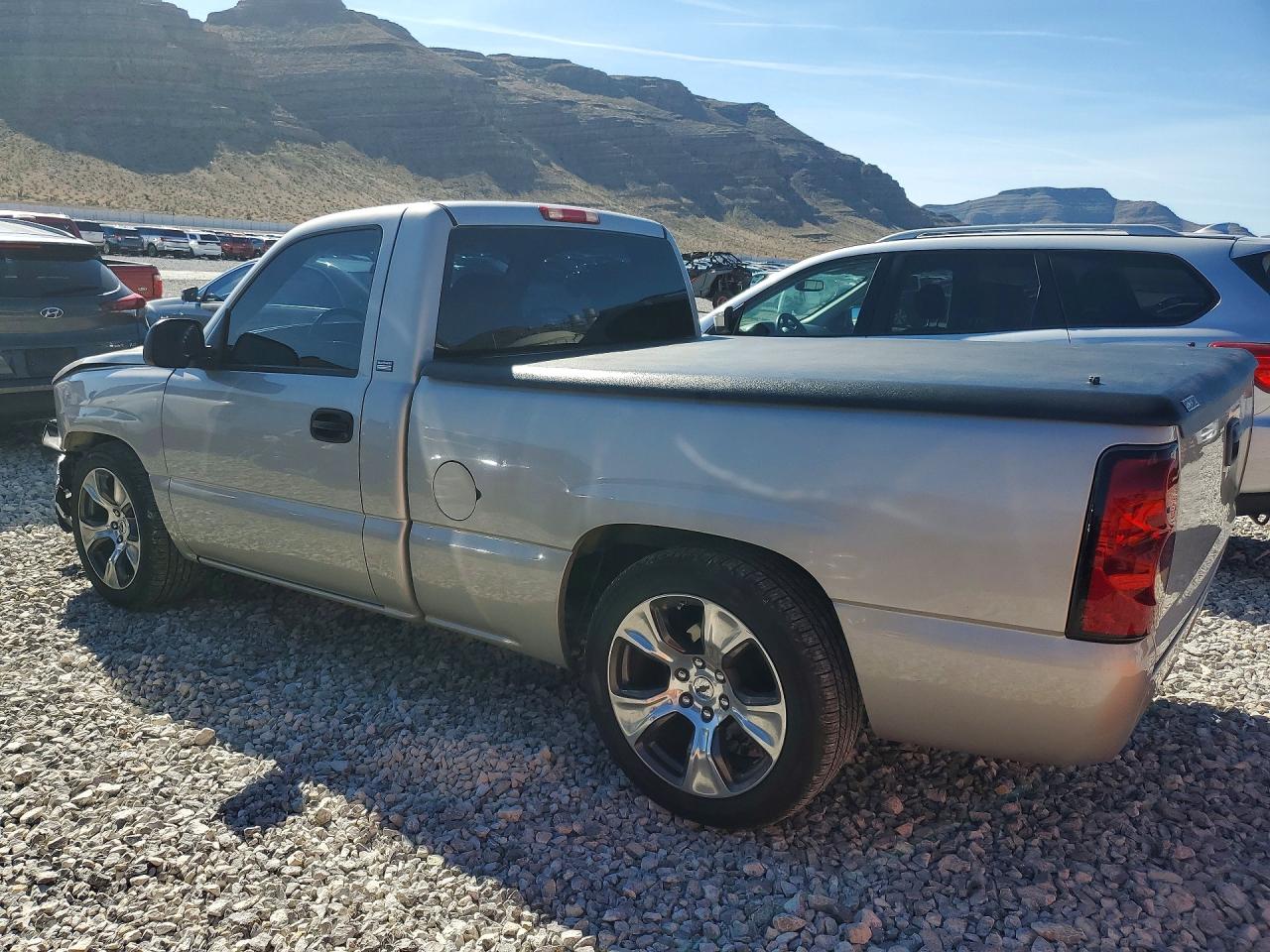 2004 CHEVROLET SILVERADO C1500 photo 2