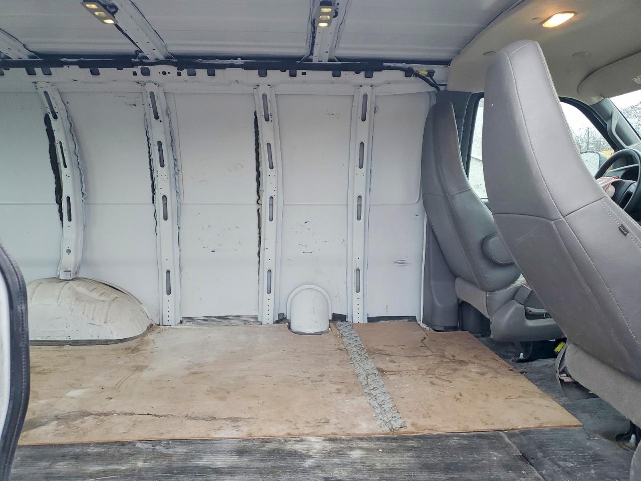 2023 GMC SAVANA G2500 photo 11