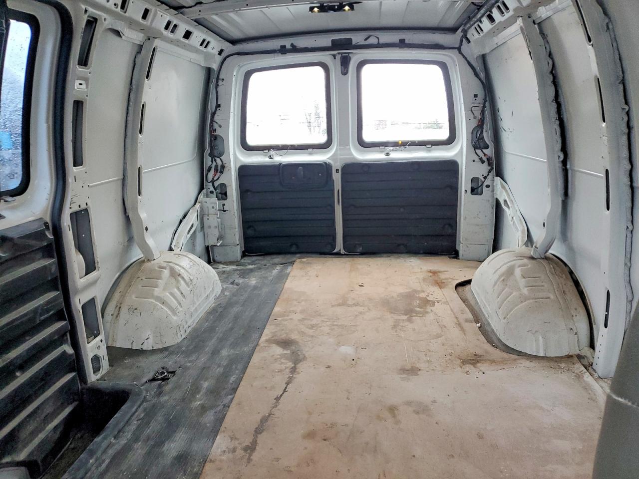 2023 GMC SAVANA G2500 photo 10