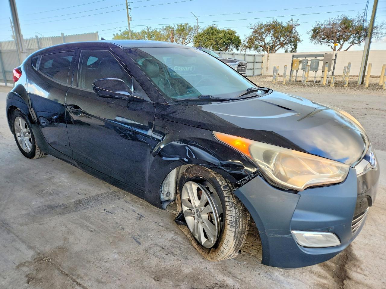 2016 HYUNDAI VELOSTER BASE photo 4