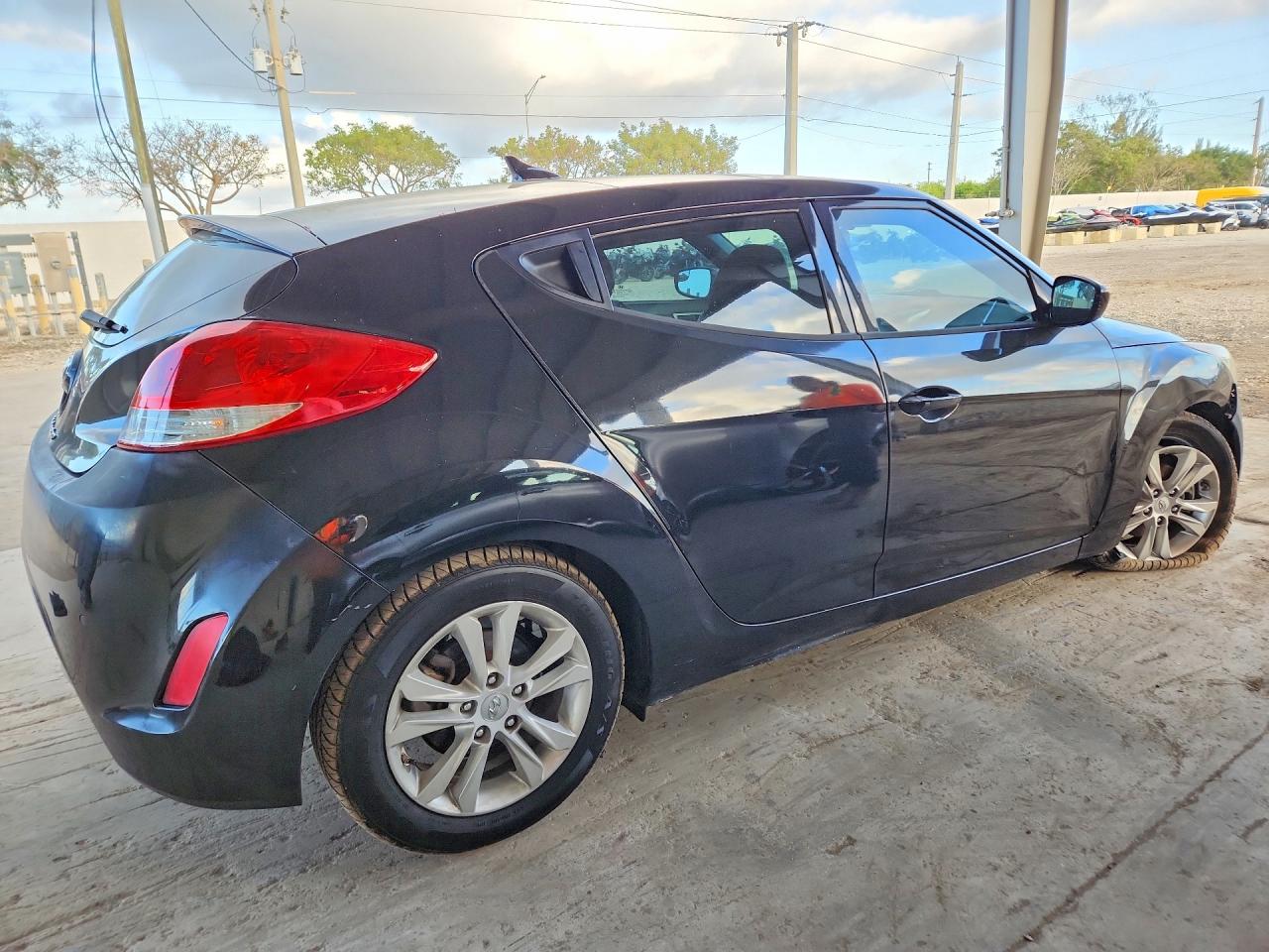 2016 HYUNDAI VELOSTER BASE photo 3