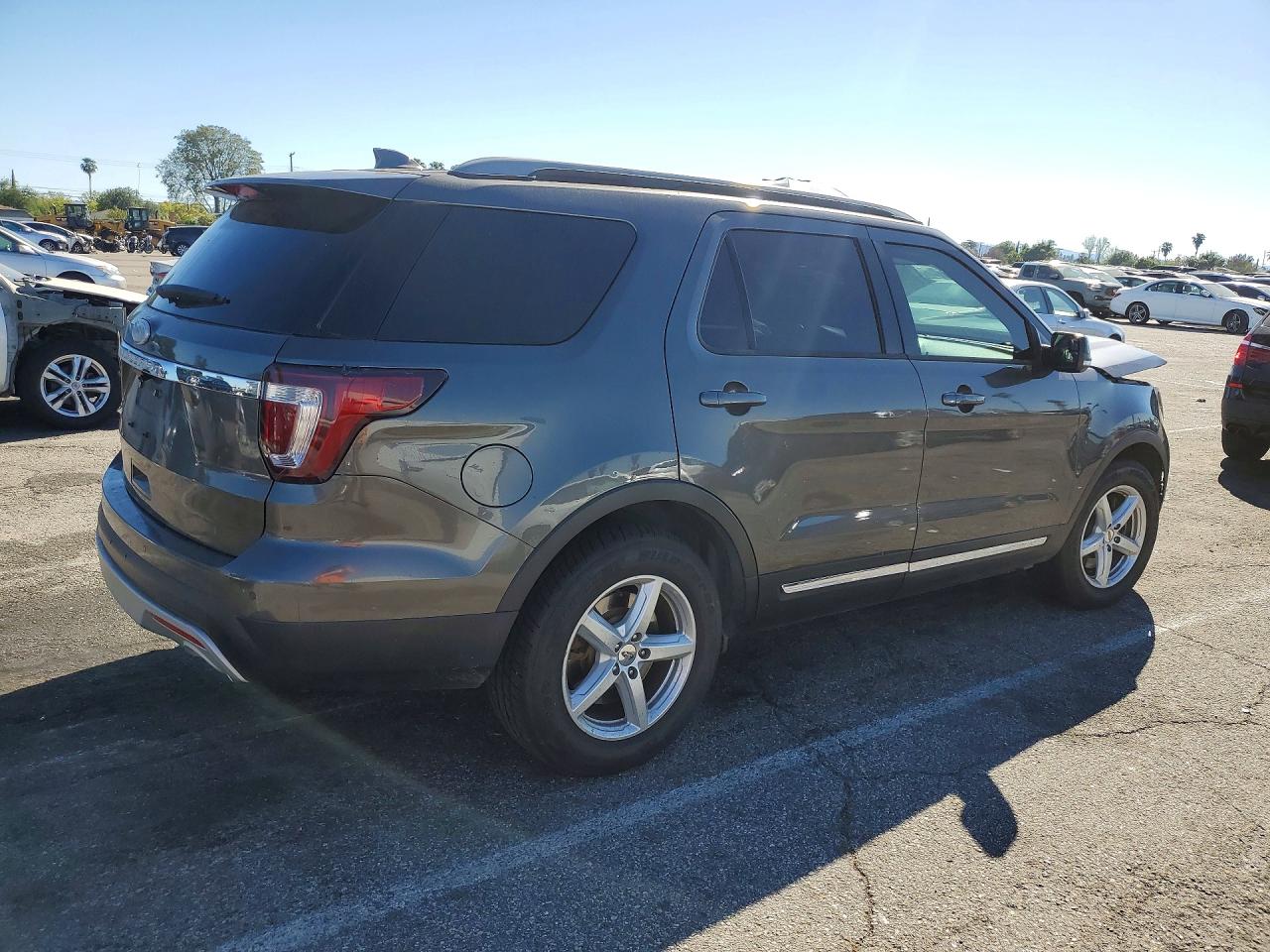 2017 FORD EXPLORER XLT photo 5