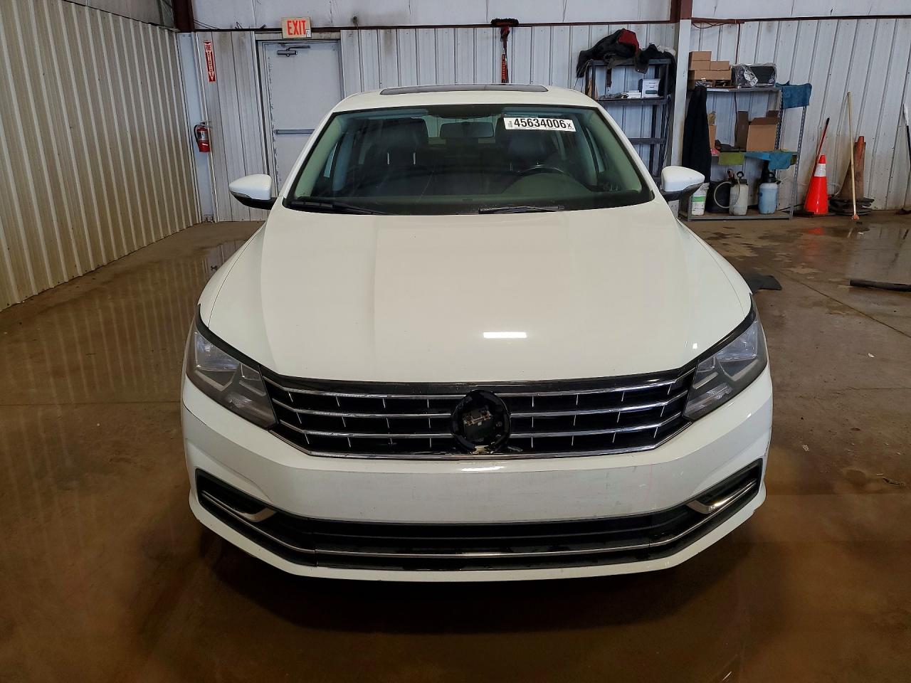 2018 VOLKSWAGEN PASSAT SE photo 9