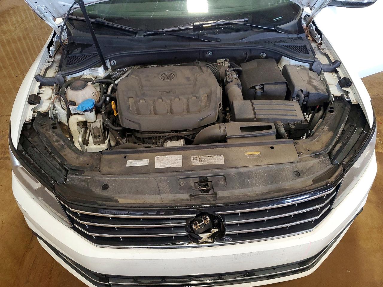 2018 VOLKSWAGEN PASSAT SE photo 21