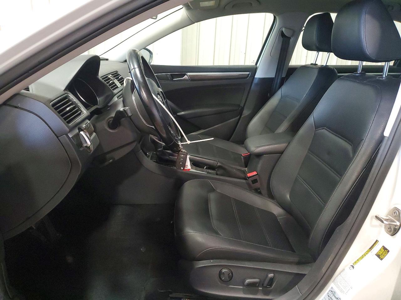 2018 VOLKSWAGEN PASSAT SE photo 13
