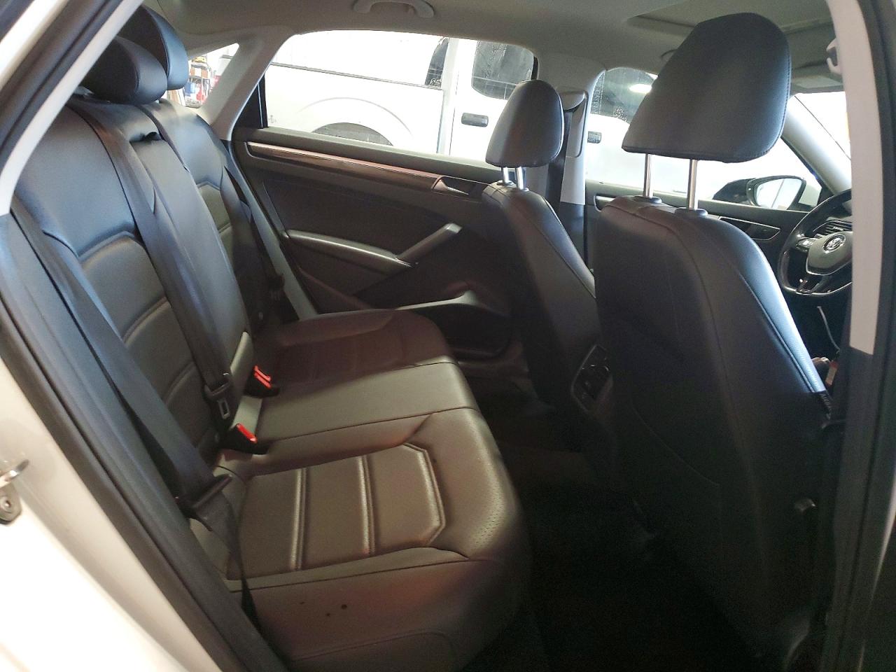 2018 VOLKSWAGEN PASSAT SE photo 19