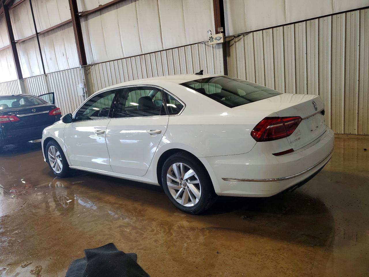 2018 VOLKSWAGEN PASSAT SE photo 3