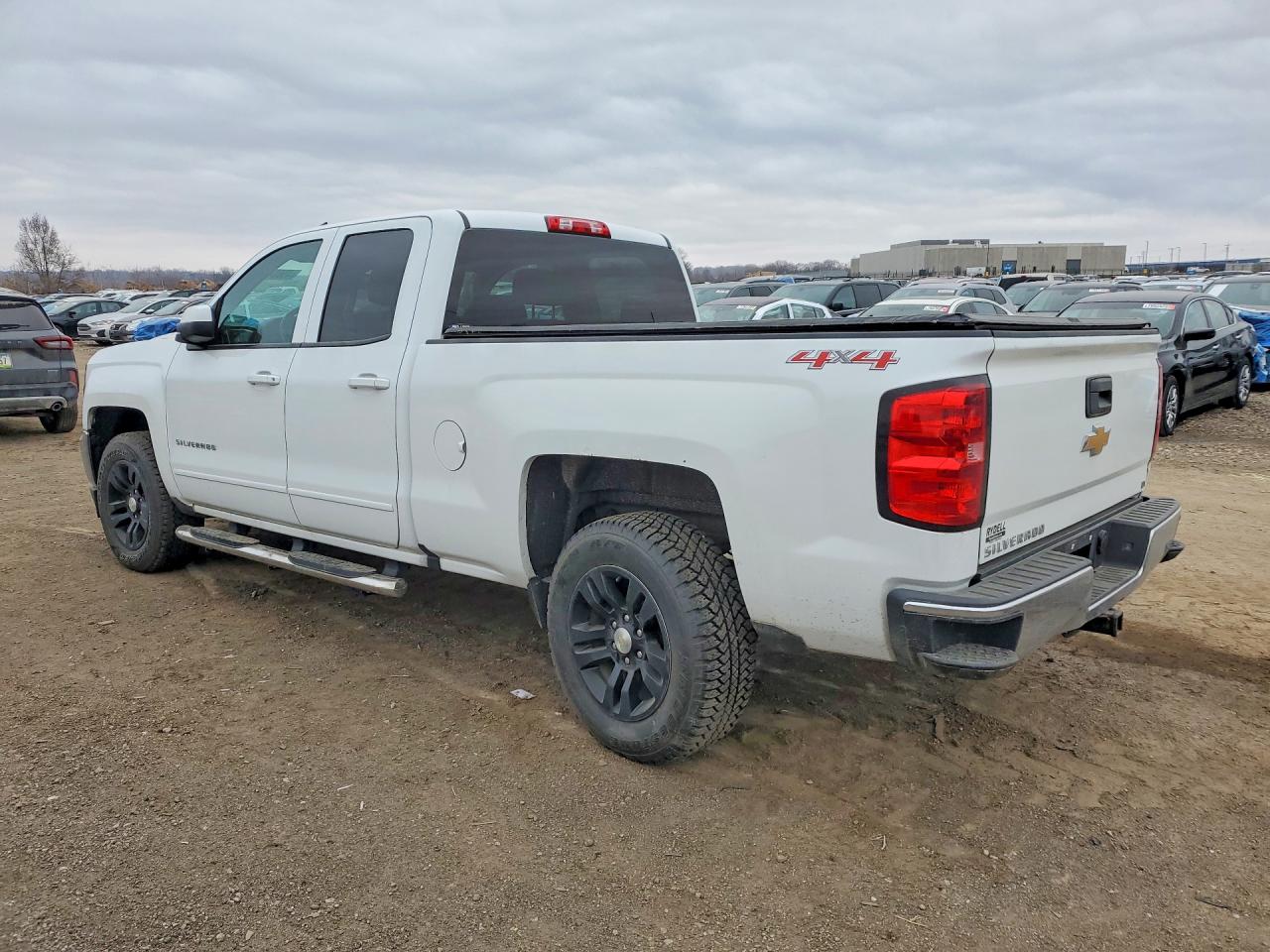 2016 CHEVROLET SILVERADO K1500 LT photo 2