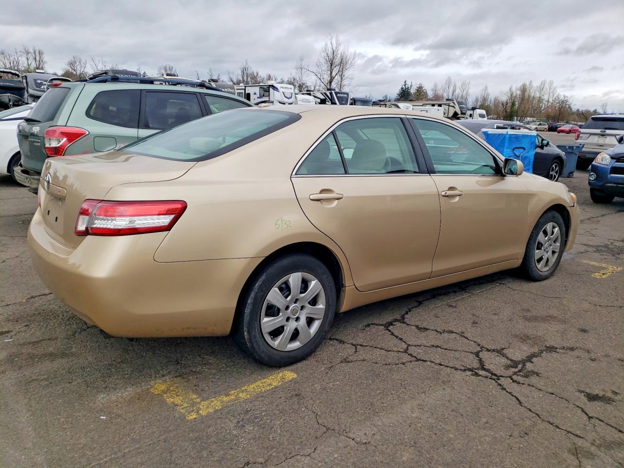 2010 TOYOTA CAMRY BASE photo 3