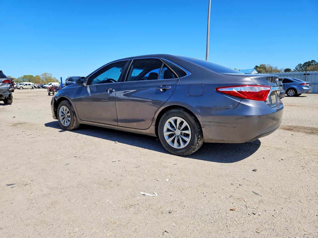 2016 TOYOTA CAMRY LE photo 4