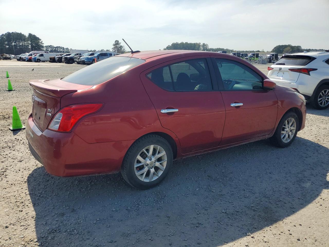 2018 NISSAN VERSA SV photo 5