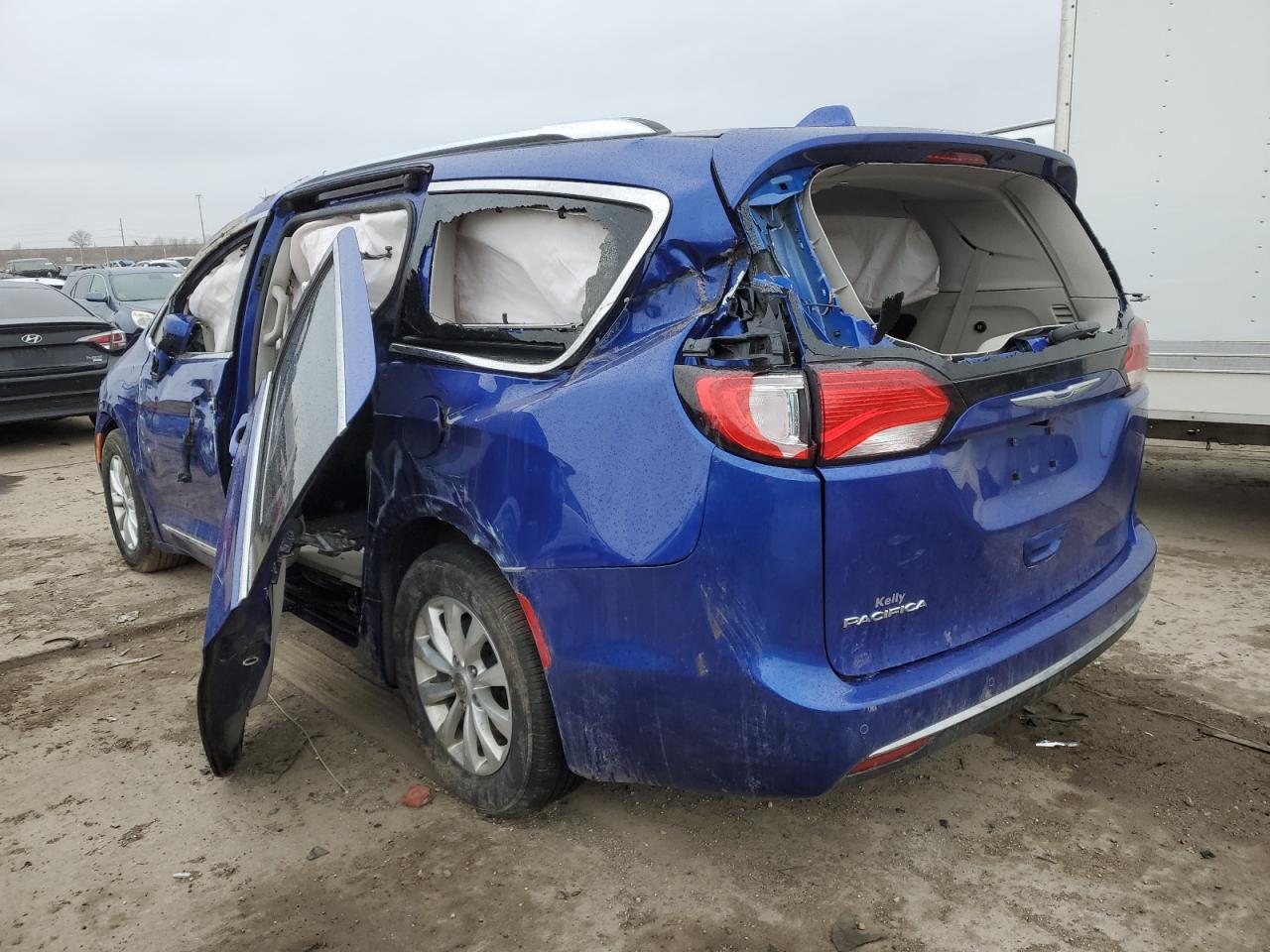 2019 CHRYSLER PACIFICA TOURING L photo 3