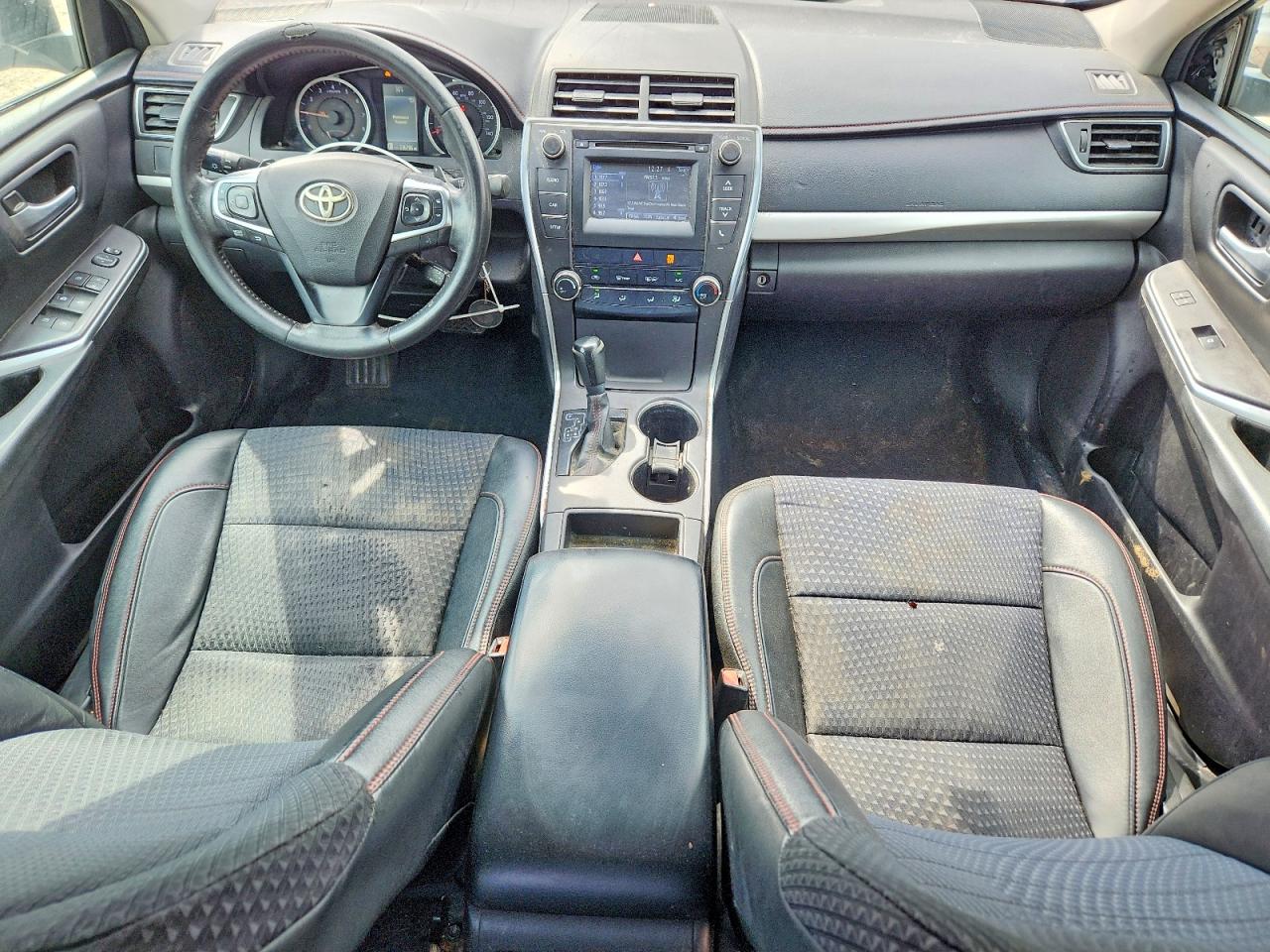 2015 TOYOTA CAMRY SE photo 8