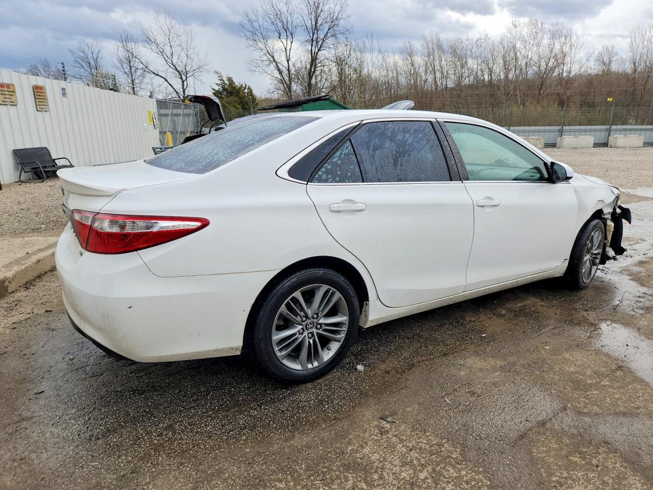 2015 TOYOTA CAMRY SE photo 3