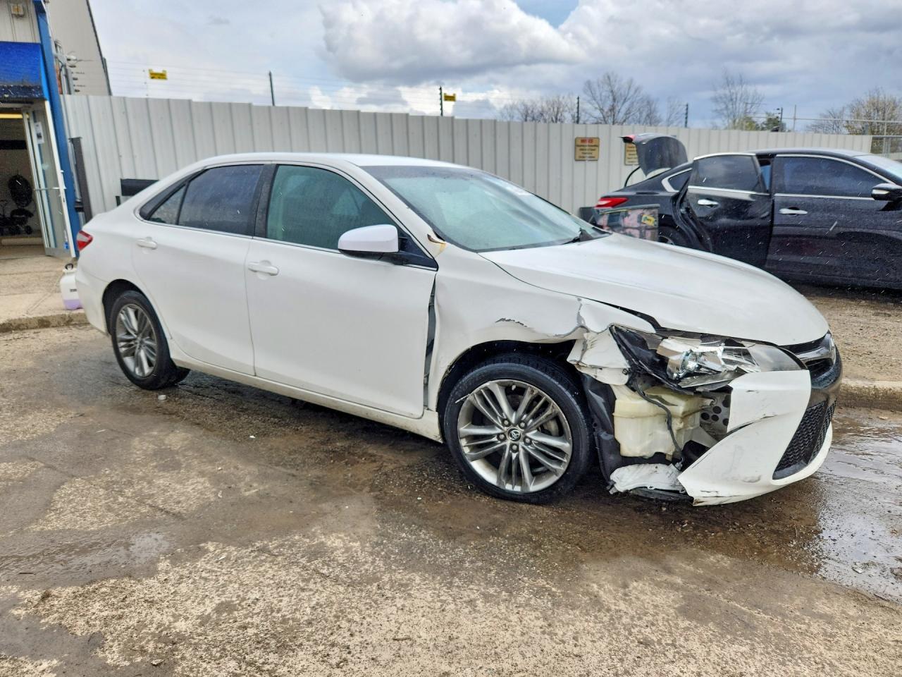 2015 TOYOTA CAMRY SE photo 4