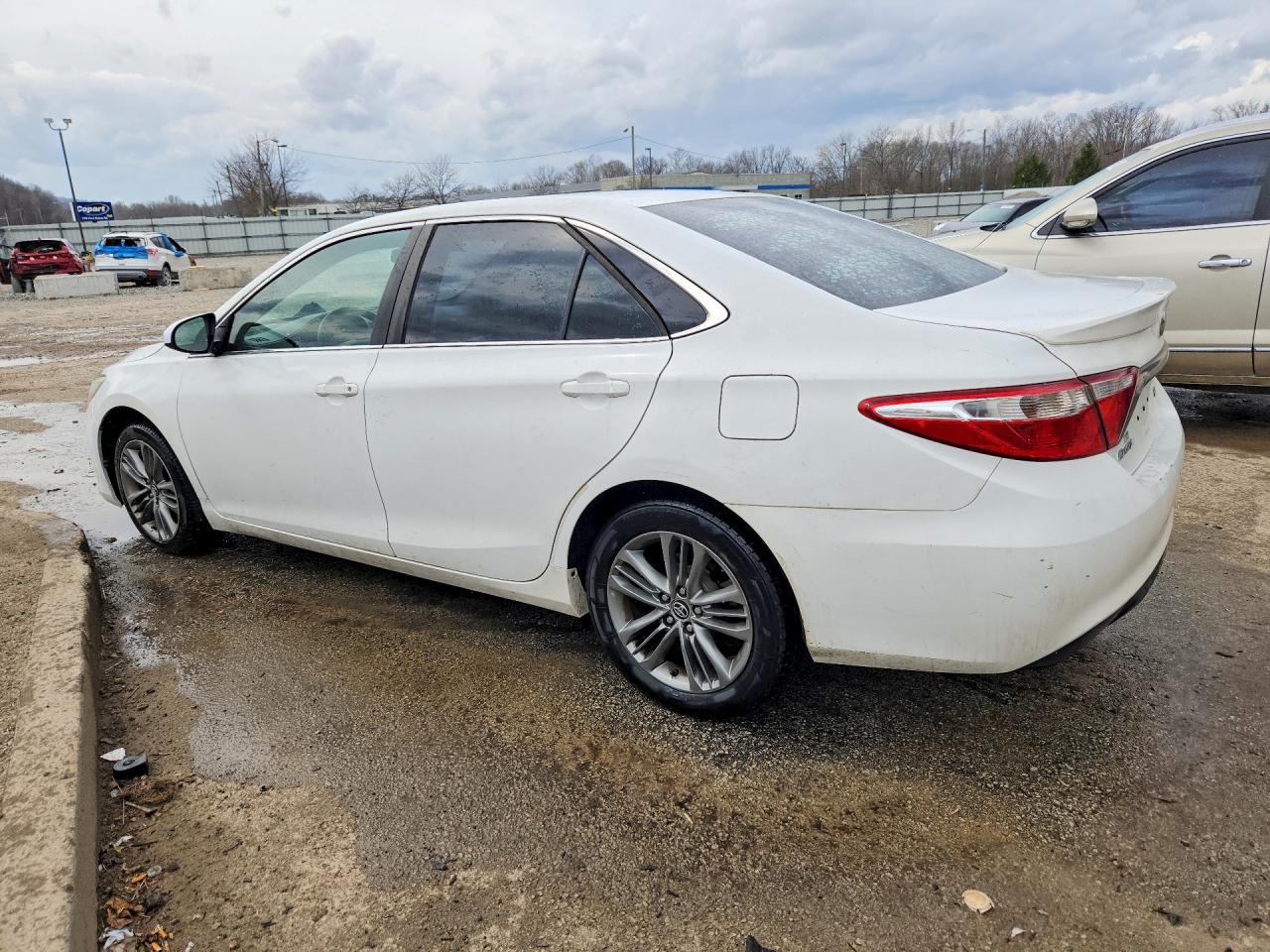 2015 TOYOTA CAMRY SE photo 2