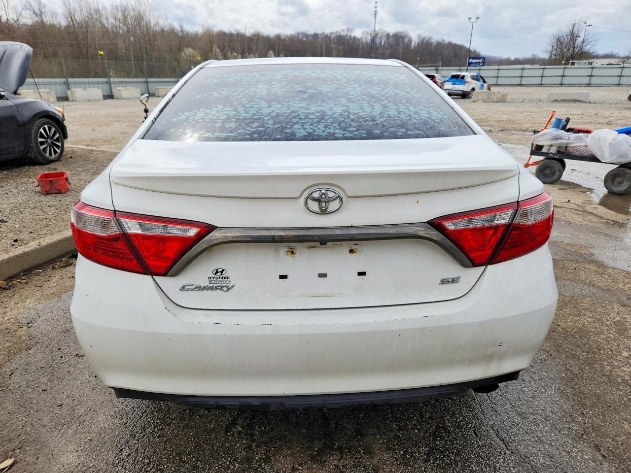 2015 TOYOTA CAMRY SE photo 6