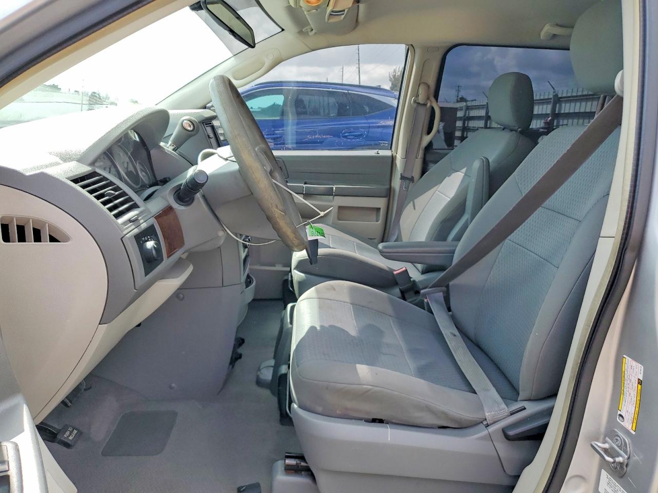 2010 CHRYSLER TOWN & COUNTRY LX photo 7