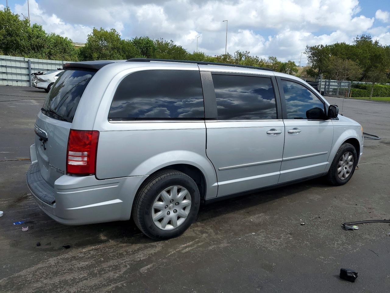 2010 CHRYSLER TOWN & COUNTRY LX photo 3