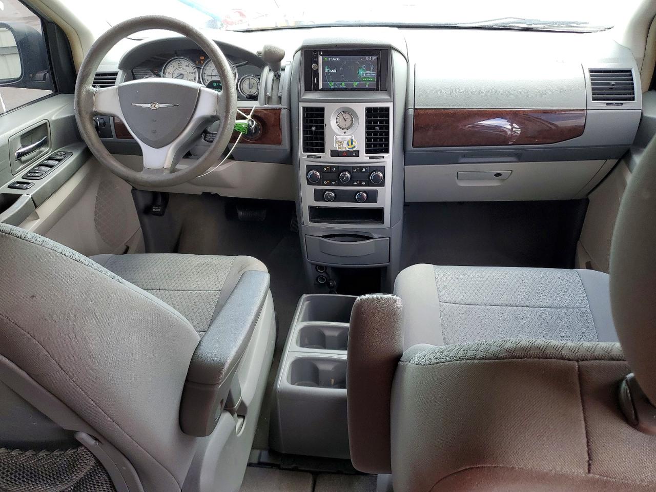2010 CHRYSLER TOWN & COUNTRY LX photo 8