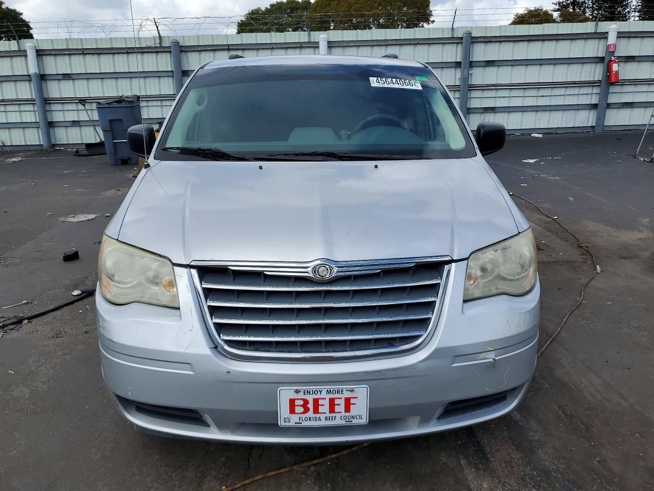 2010 CHRYSLER TOWN & COUNTRY LX photo 5