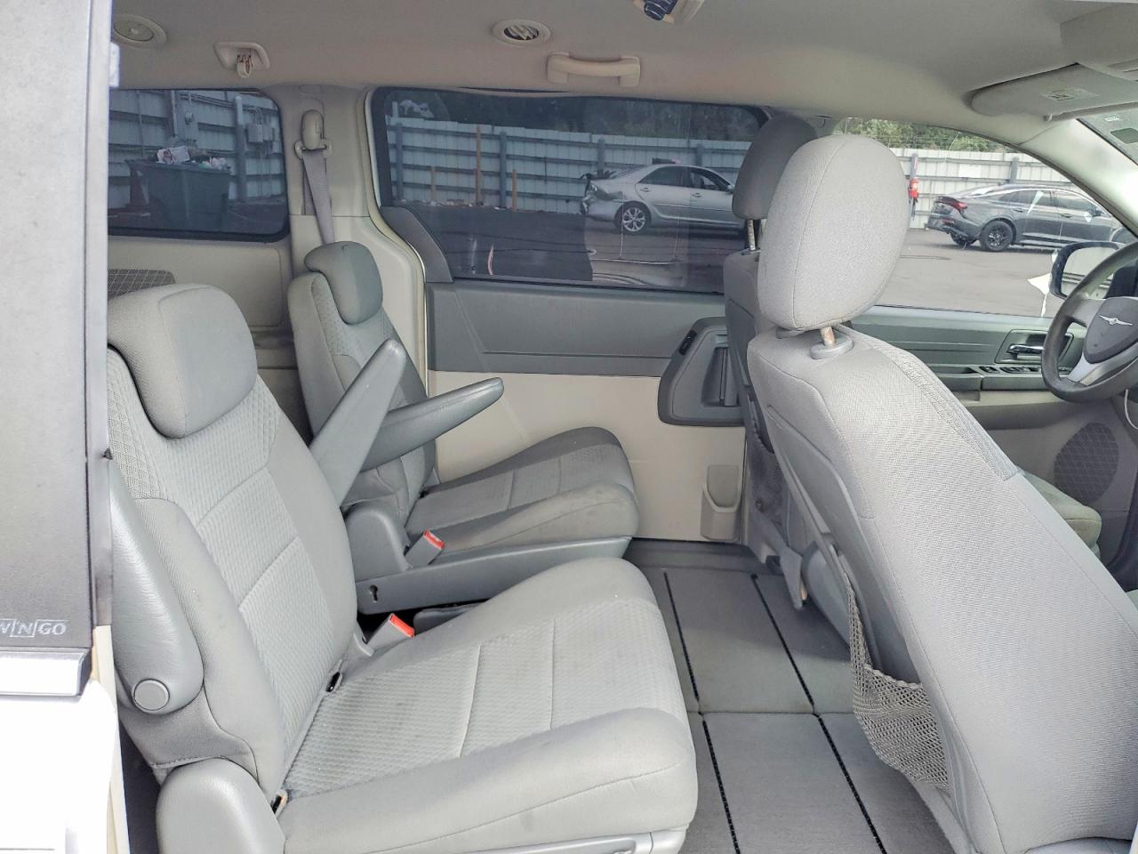 2010 CHRYSLER TOWN & COUNTRY LX photo 11