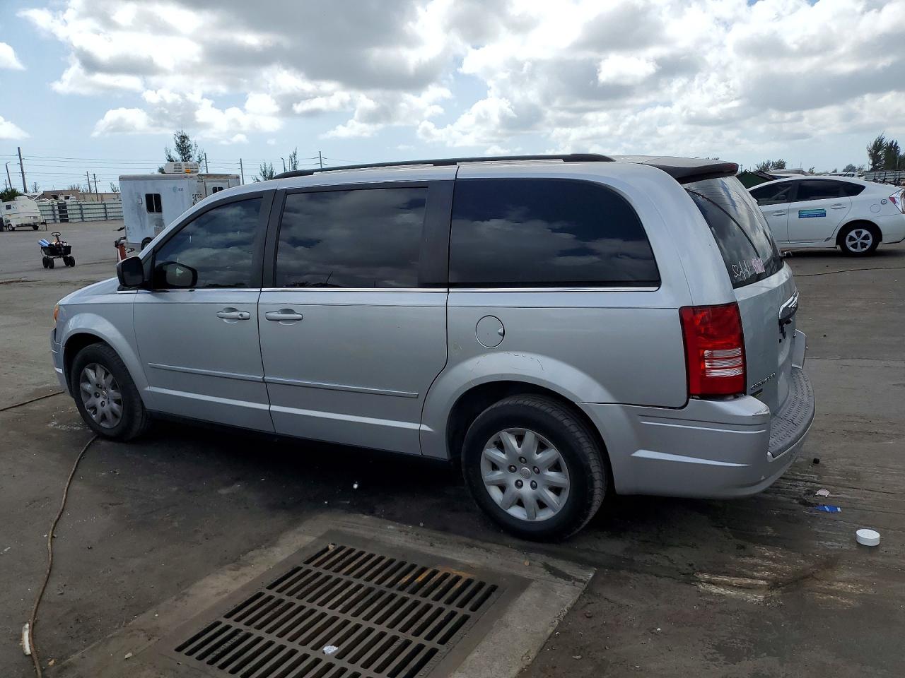 2010 CHRYSLER TOWN & COUNTRY LX photo 2