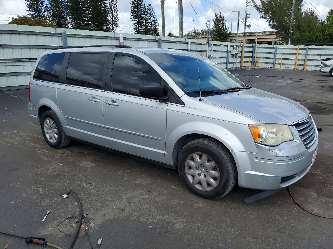 2010 CHRYSLER TOWN & COUNTRY LX photo 4