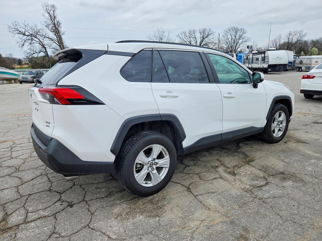 2021 TOYOTA RAV4 XLE photo 5