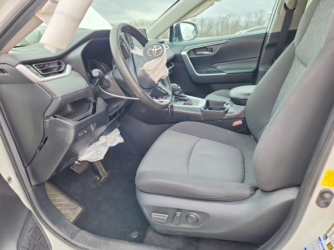 2021 TOYOTA RAV4 XLE photo 13