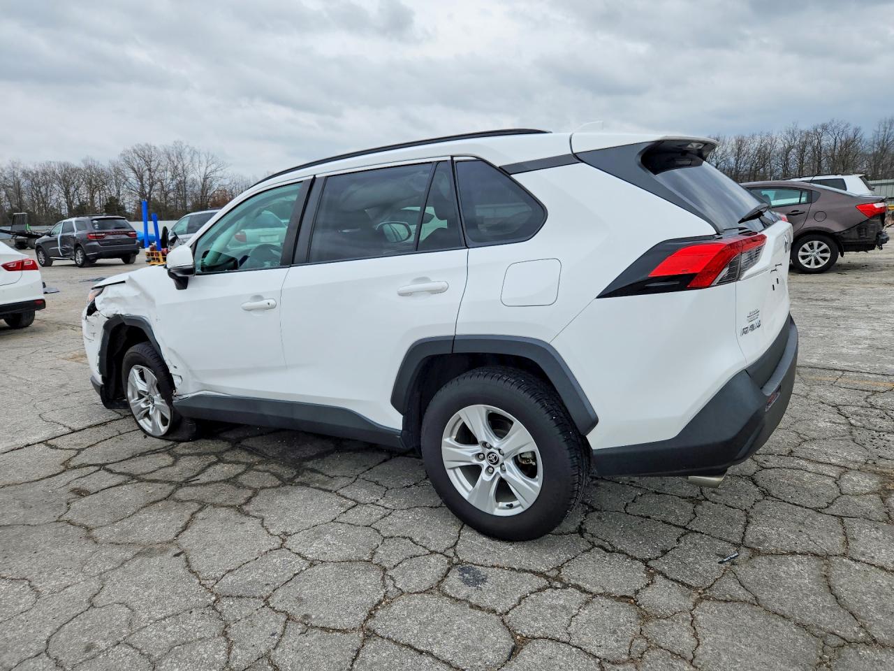 2021 TOYOTA RAV4 XLE photo 3