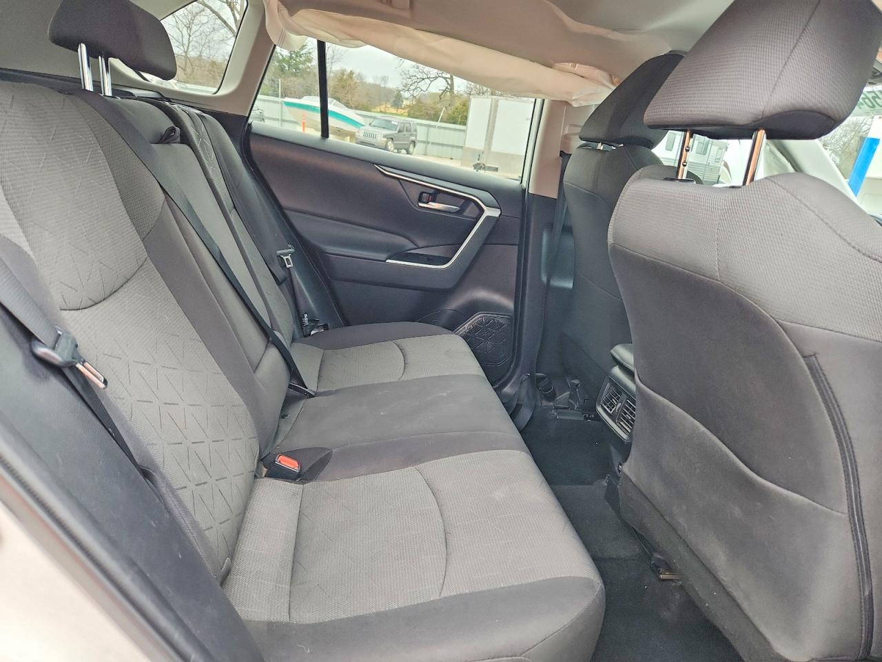 2021 TOYOTA RAV4 XLE photo 21