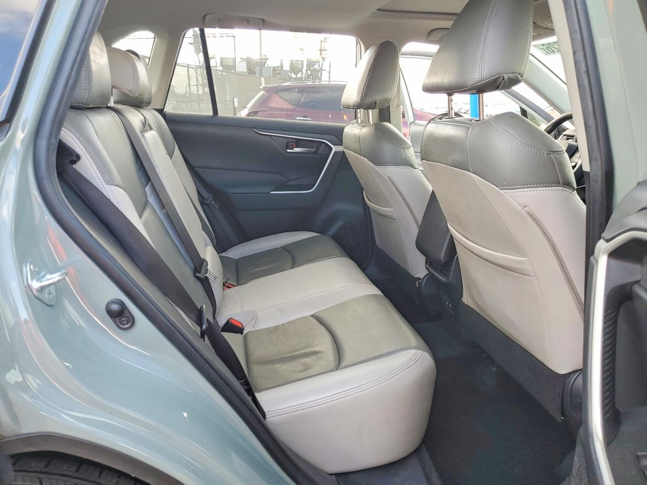 2019 TOYOTA RAV4 XLE photo 31