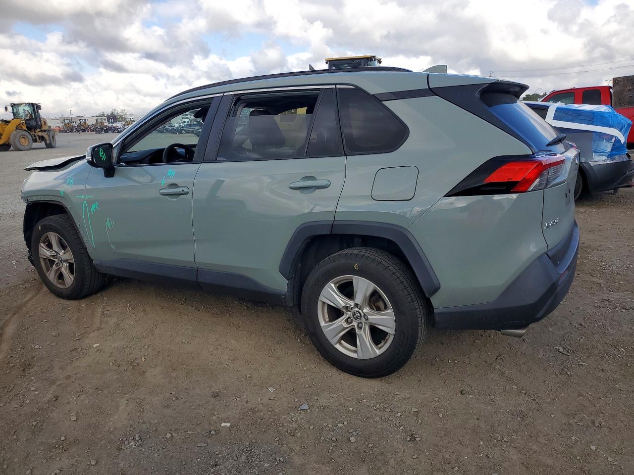 2019 TOYOTA RAV4 XLE photo 4