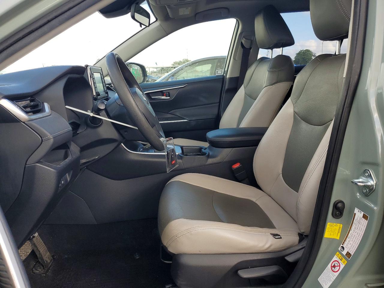 2019 TOYOTA RAV4 XLE photo 19